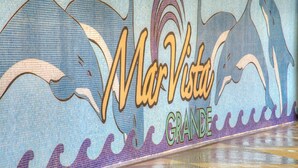 Ein Kachelmosaik mit dem Schriftzug "Mar Vista Grande" und stilisierten Wellenmustern.