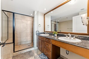 Combined shower/bathtub - Mar Vista Grande 906-3BR/3BA Oceanfront condo in Ocean Dr. (North Myrtle Beach)