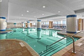 Inomhuspool och utomhuspool