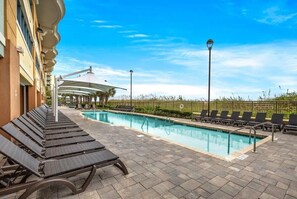 Piscine couverte, piscine extérieure