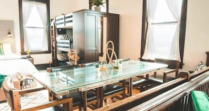 The Courthouse Loft - History with a hot tub!
