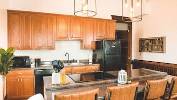 Geladeira, micro-ondas, fogão, cooktop