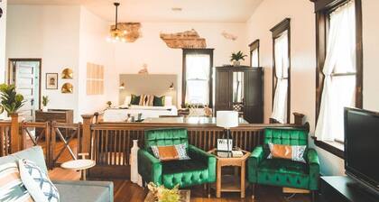 The Courthouse Loft - History with a hot tub!