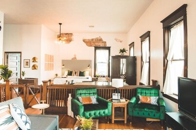 The Courthouse Loft - History with a hot tub! 