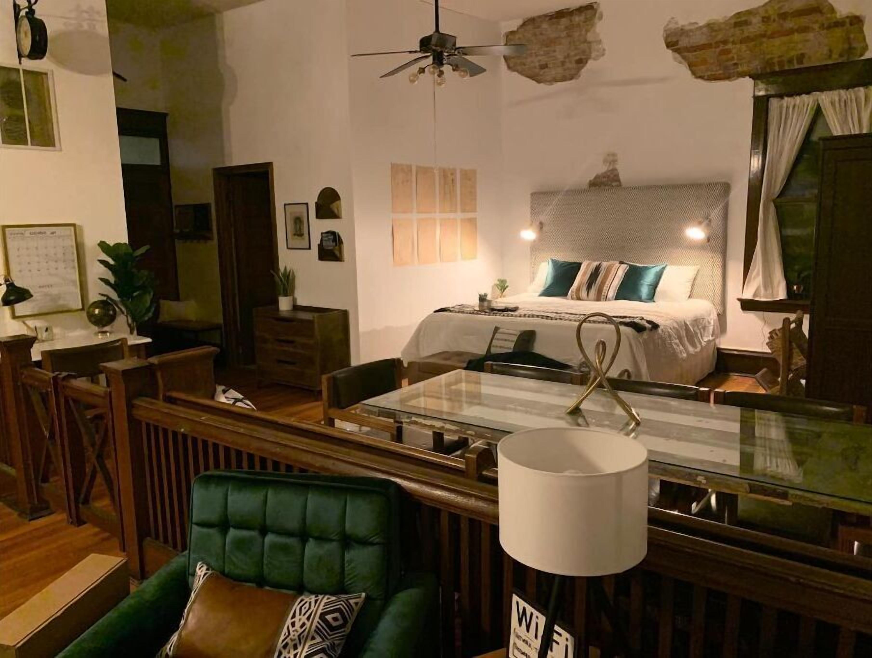 1 habitación, escritorio, tabla de planchar con plancha y wifi gratis 