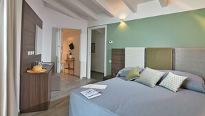 Un dormitorio moderno con una cama grande, un escritorio y una silla.