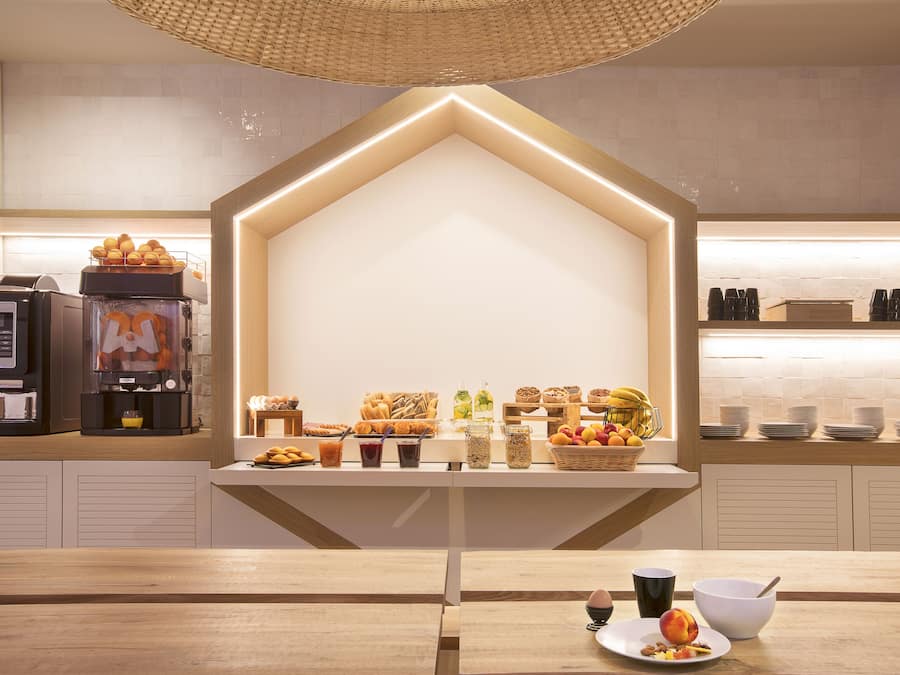 Desayuno buffet diario (EUR 14 por persona)