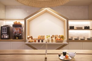 每日供应自助式早餐（每人 EUR 14）