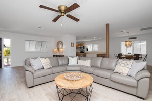 TV, offices - Oceanfront Home w/ Private Pool & Fishing Pier 🏝️ (Marathon)