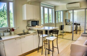 Kühlschrank, Mikrowelle, Kochgeschirr/Geschirr/Besteck