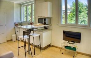 Kühlschrank, Mikrowelle, Kochgeschirr/Geschirr/Besteck