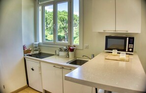 Kühlschrank, Mikrowelle, Kochgeschirr/Geschirr/Besteck