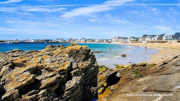 A coastal cityscape with rocky shores, a sandy beach, and a clear blue sky. - Vannes, house with swimming pool (Vannes)