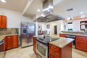 Refrigerador, microondas, placa de cocina, lavavajillas