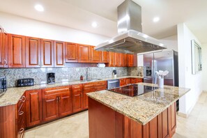 Kjøleskap, mikrobølgeovn, kokeplater og oppvaskmaskin