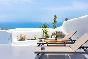 Honeymoon Cave Suite, Jetted & Heated Plunge Pool, Sea & Sunset View | Terrace/patio - Sun Angelos Oia - Luxury Cave Suites (Santorini)