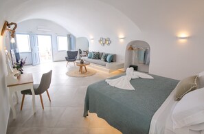 Panoramic Cave Suite, Jetted Tub, Sea View & Sunset View - Sun Angelos Oia - Luxury Cave Suites (Santorini)