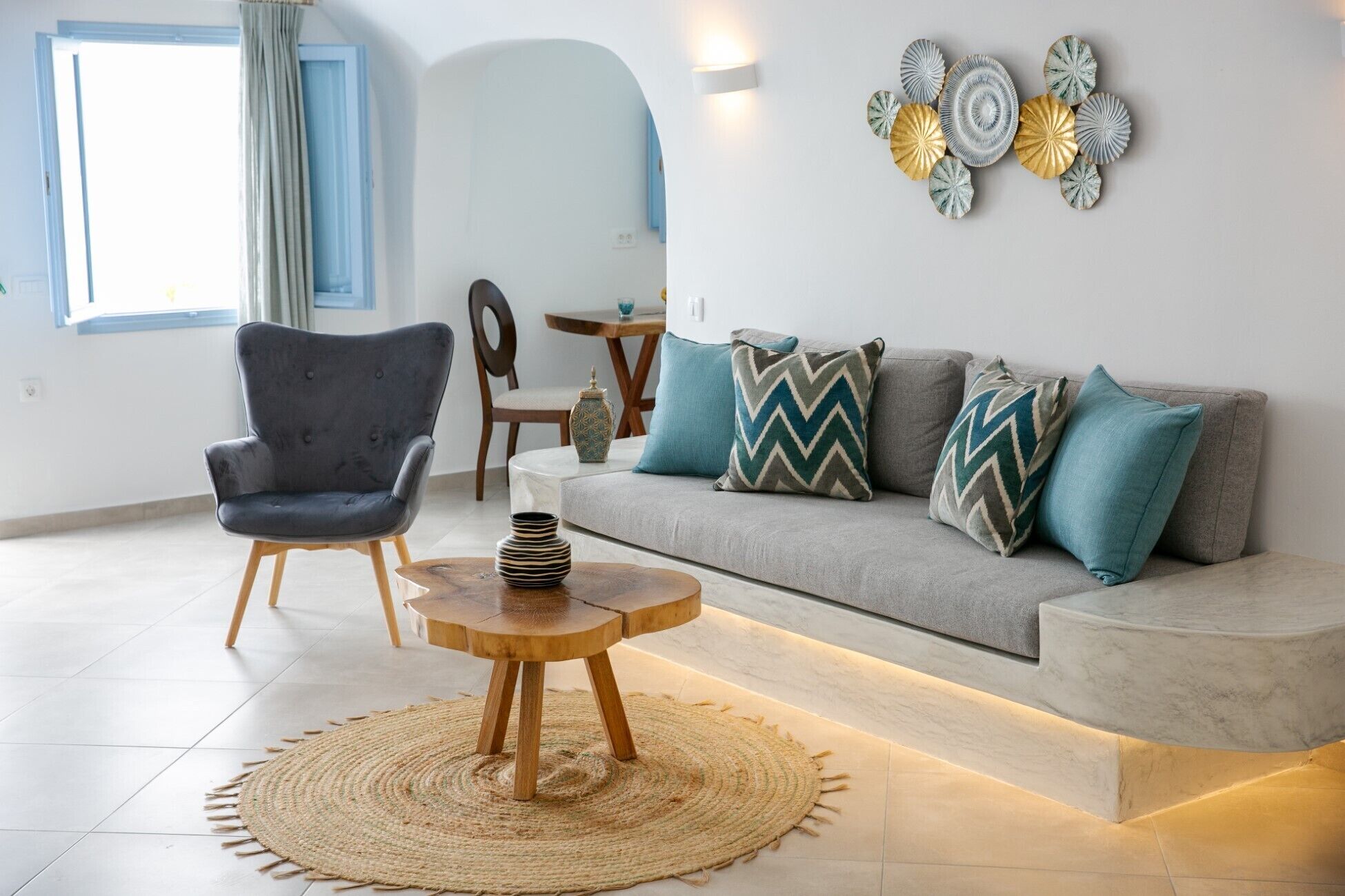 Panoramic Cave Suite, Jetted Tub, Sea View & Sunset View | Wohnbereich | 48-Zoll-Smart-TV mit Digitalempfang, Fernseher