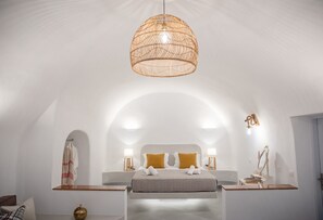 Honeymoon Cave Suite, Jetted & Heated Plunge Pool, Sea & Sunset View | 1 bedroom, Egyptian cotton sheets, premium bedding, memory foam beds - Sun Angelos Oia - Luxury Cave Suites (Santorini)