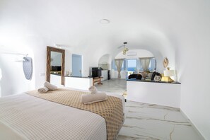 Royal Villa, Sea View | 1 bedroom, Egyptian cotton sheets, premium bedding, memory foam beds - Sun Angelos Oia - Luxury Cave Suites (Santorini)