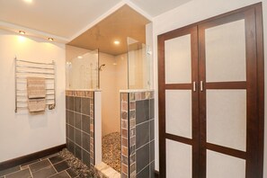 Badewanne, Haartrockner, Handtücher