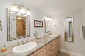 Bañera, secador de pelo, toallas