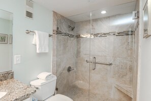 Bañera, secador de pelo y toallas