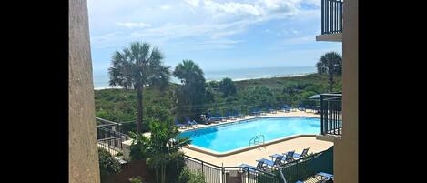 حمّام سباحة مُدفَّأ