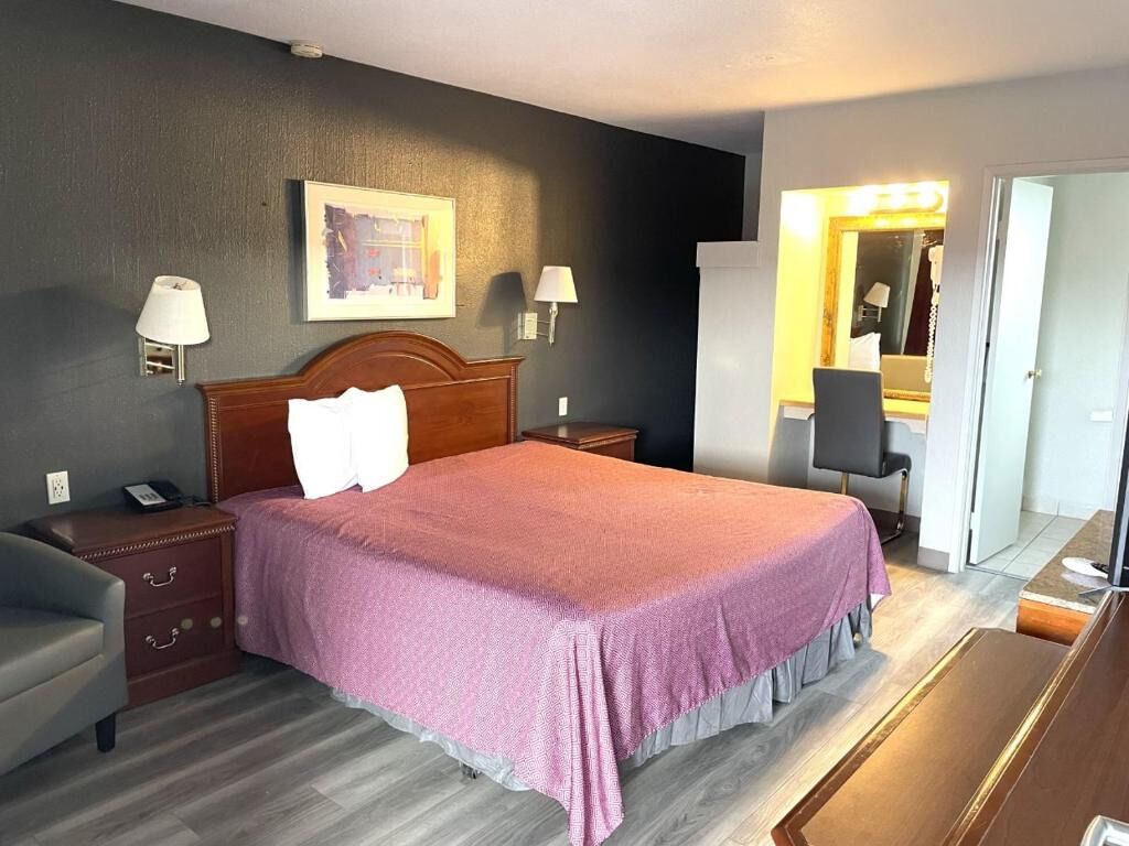 Værelse - 1 kingsize-seng | Skrivebord, mørklægningsgardiner, strygejern/strygebræt, gratis Wi-Fi