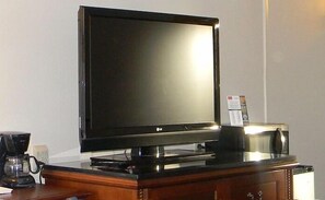 Escritorio, cortinas blackout y tabla de planchar con plancha 