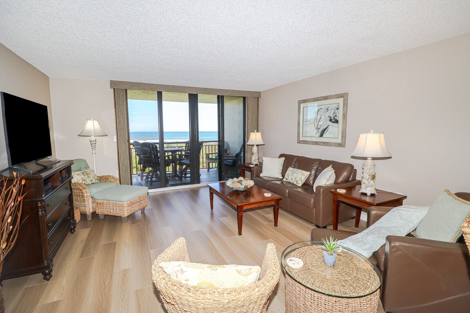 Fernseher, DVD-Player, Bücher