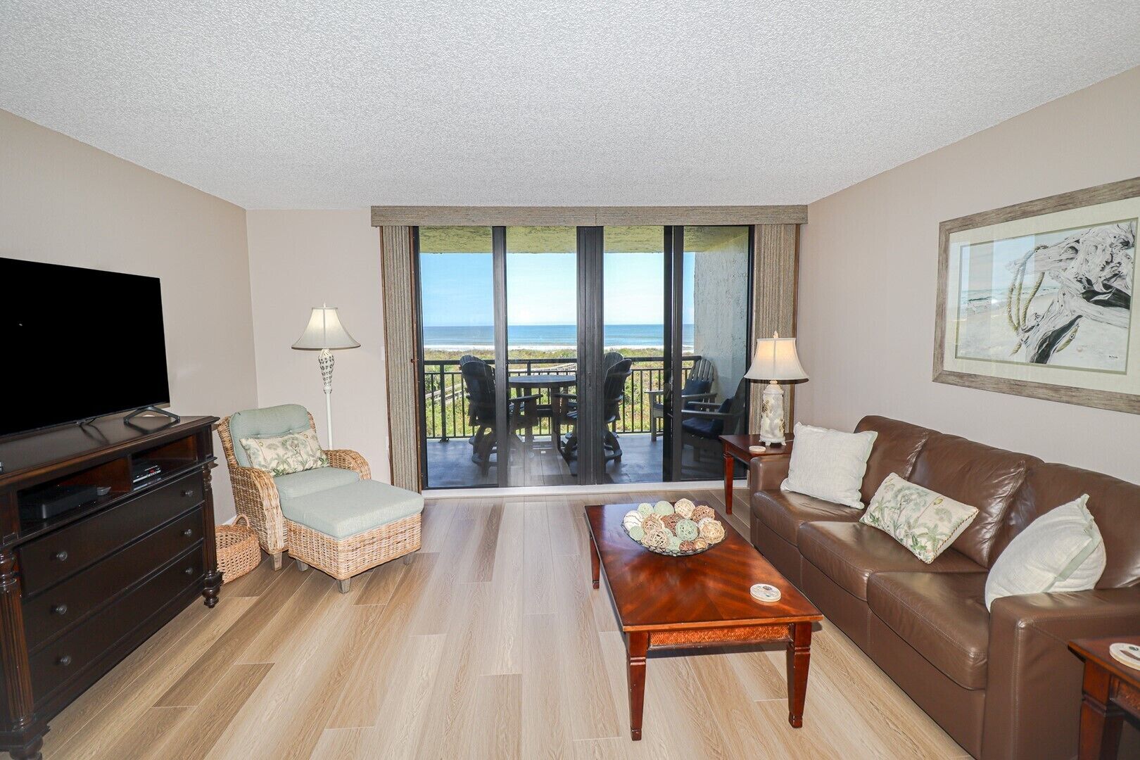 Fernseher, DVD-Player, Bücher