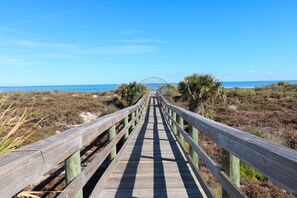 On the beach - Spacious and Lovely Beachfront Condo Barefoot Trace 314 (St. Augustine)