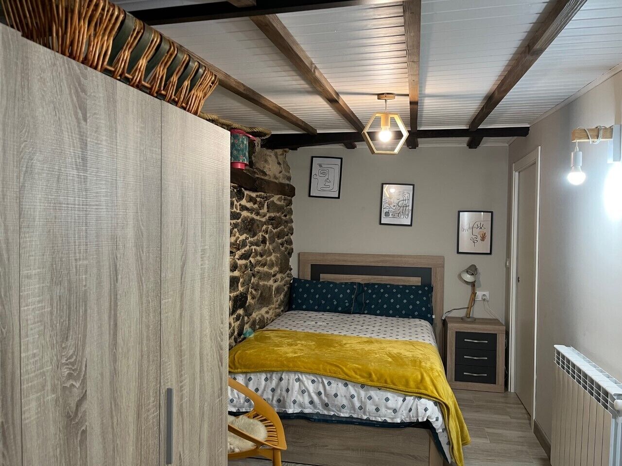 3 室のベッドルーム、WiFi (無料)、ベッドシーツ