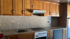 Køleskab, mikrobølgeovn, ovn, kogeplade