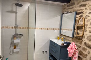Bañera, secador de pelo, toallas y jabón