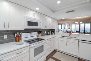 冷蔵庫、電子レンジ、オーブン、コンロ