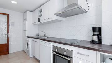 Fridge, microwave, oven, coffee/tea maker