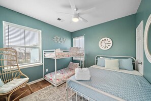 6 habitaciones, escritorio y tabla de planchar con plancha 