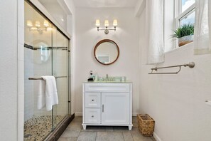 Ensemble douche/baignoire, sèche-cheveux, serviettes fournies