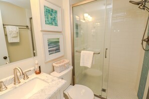 Badewanne, Haartrockner, Handtücher