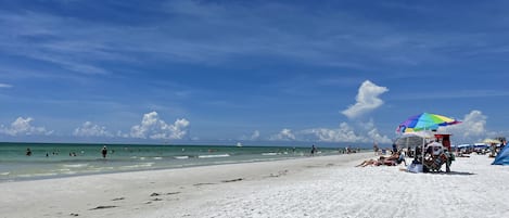 Liegestühle, Strandtücher