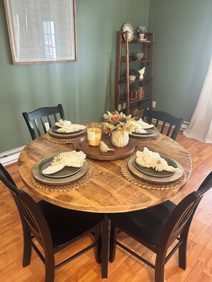 Dining - Holland Country Cottage is located in the Golden Triangle!  (Williamstown)