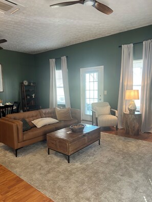 Smart TV - Holland Country Cottage is located in the Golden Triangle!  (Williamstown)
