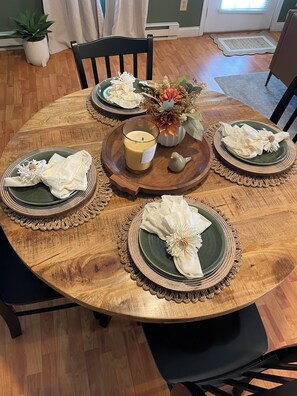 Dining - Holland Country Cottage is located in the Golden Triangle!  (Williamstown)