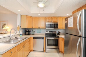 Kjøleskap, mikrobølgeovn, ovn og kokeplater