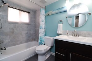 浴缸、吹风机、毛巾