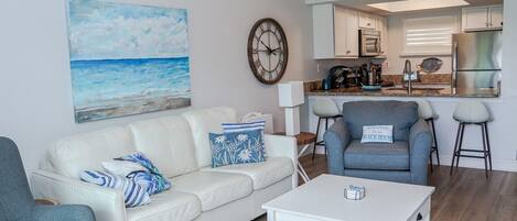 Televisión, reproductor de DVD, libros