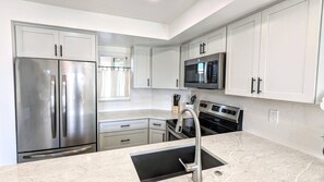 Kjøleskap, mikrobølgeovn, ovn og kokeplater