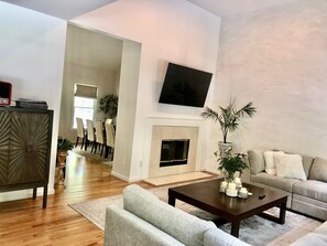 TV, fireplace - 4 Bedroom, 2.5 Bath with Heated pool and outdoor shower (East Quogue)